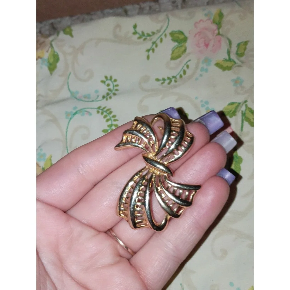 Gold Toned Open‎ Metal Ribbon Bow Brooch Unmarked 2 Inch Vintage